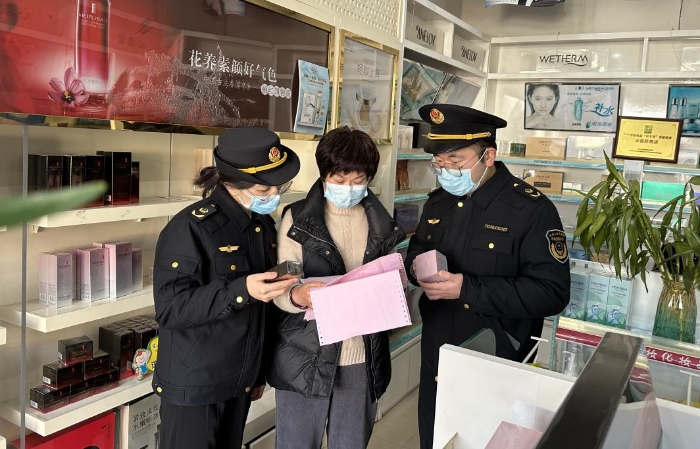 圖為該局執(zhí)法人員正在一家化妝品銷(xiāo)售超市檢查在售化妝品的相關(guān)信息。