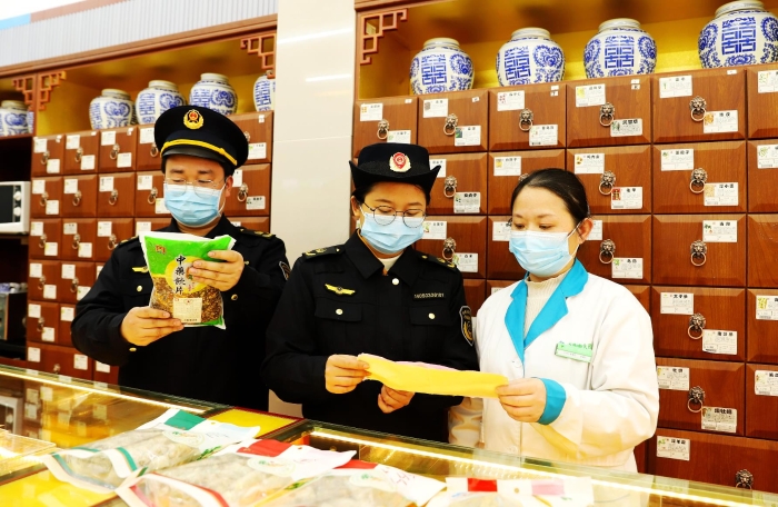 圖為2月21日，該局執(zhí)法人員在一家零售藥店檢查中藥飲片質(zhì)量。