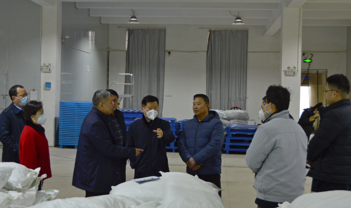 圖為安徽省藥監(jiān)局黨組成員、副局長張磊（左五）帶隊調(diào)研亳州市中藥飲片生產(chǎn)企業(yè)。