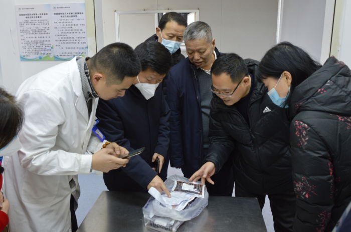 圖為安徽省藥監(jiān)局黨組成員、副局長張磊（左三）帶隊調(diào)研安徽滬譙集團智慧共享中藥房。
