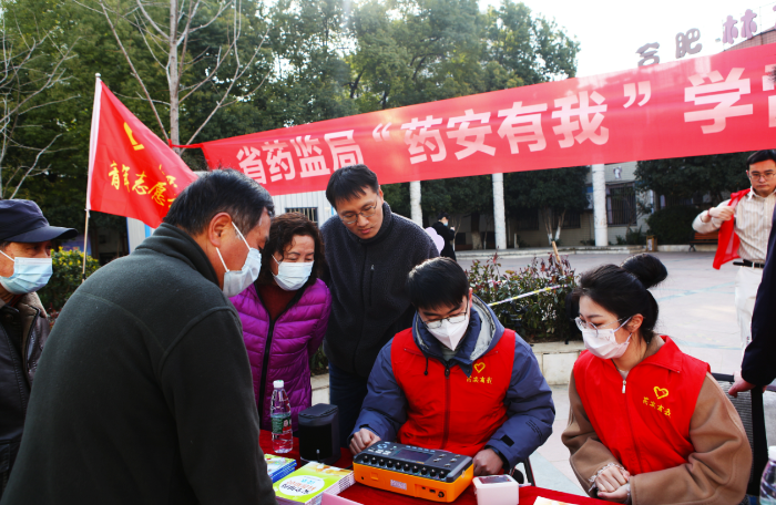 圖為安徽省藥監(jiān)局青年志愿者為小區(qū)居民現(xiàn)場校準家用電子血壓測量儀。