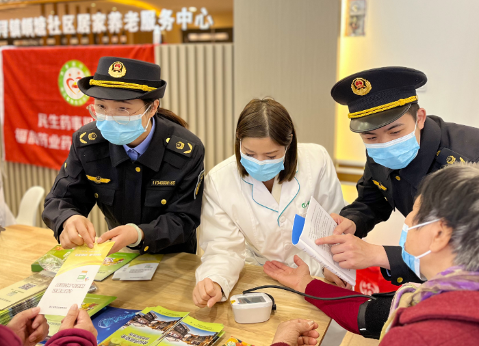 圖為該局組織志愿服務(wù)人員在一家養(yǎng)老機(jī)構(gòu)為老年人提供測(cè)血壓等藥事惠民服務(wù)。