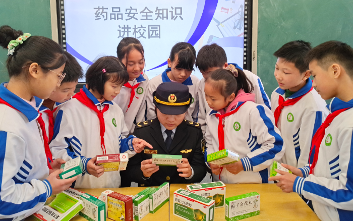 圖為3月5日，該局工作人員在學(xué)校向?qū)W生們科普藥品安全知識。