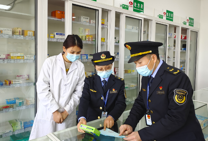 圖為該局執(zhí)法人員在一家藥店檢查藥品購進(jìn)登記記錄。