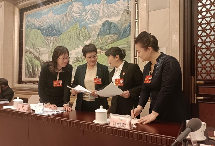 　　3月7日，十四屆全國人大一次會議北京代表團(tuán)部分代表在小組會議結(jié)束后，繼續(xù)就關(guān)注的話題進(jìn)行深入交流討論。（涂宣 攝）