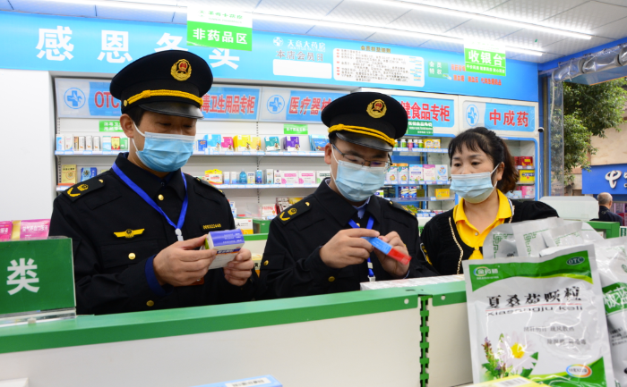 圖為3月7日，該局青羊鎮(zhèn)市場(chǎng)監(jiān)管所執(zhí)法人員在一家藥店檢查。