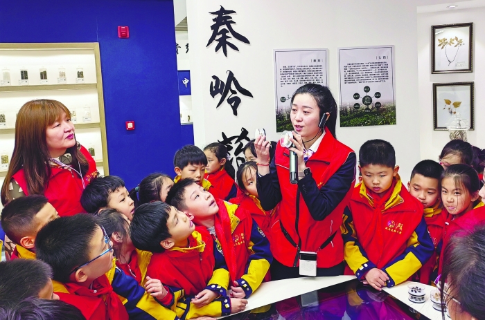 圖為陜西省食藥檢院志愿者為西安高新第一小學(xué)的師生們介紹中醫(yī)藥標本。