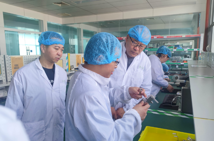 圖為檢查組在一家企業(yè)檢查醫(yī)療器械生產(chǎn)設(shè)備配備。