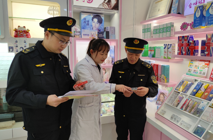 圖為3月10日，該局執(zhí)法人員在一家眼鏡店檢查隱形眼鏡標(biāo)簽標(biāo)識。