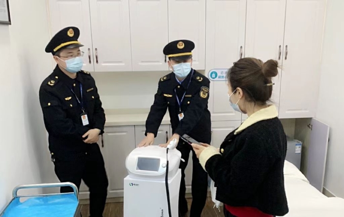 圖為該局執(zhí)法人員在一家醫(yī)美機(jī)構(gòu)內(nèi)檢查其藥品及醫(yī)療器械使用情況。