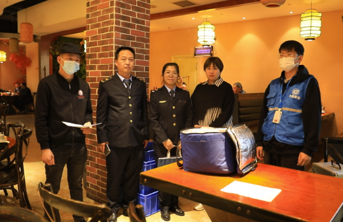 圖為該局執(zhí)法人員在外婆老勺酒店邀請(qǐng)消費(fèi)者共同參與“你點(diǎn)我檢”現(xiàn)場(chǎng)抽檢活動(dòng)。