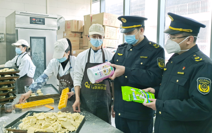 圖為3月20日，該局執(zhí)法人員在一家奶茶店檢查食品添加劑。