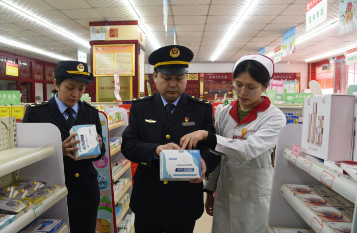 圖為開封市龍亭區(qū)市場監(jiān)管部門執(zhí)法人員在一家醫(yī)療器械經(jīng)營單位檢查試劑盒的標(biāo)識標(biāo)簽和購進(jìn)情況。