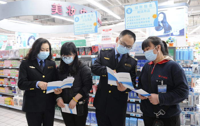 圖為該局執(zhí)法人員在一家大型商超化妝品專柜向經(jīng)營者宣講。