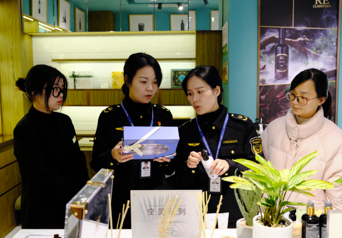 圖為該局執(zhí)法人員對城西街道商業(yè)綜合體內(nèi)一家化妝品店進(jìn)行檢查。