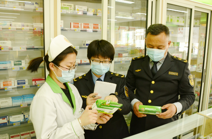 圖為第三分局執(zhí)法人員在一家藥店檢查藥品管理情況。