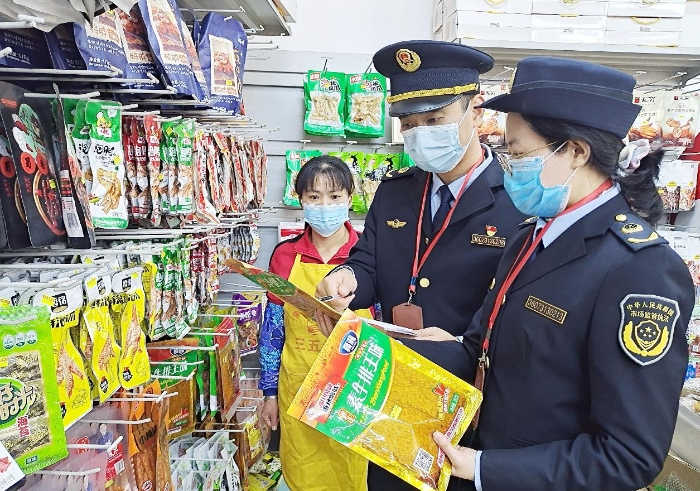 圖為4月5日該局執(zhí)法人員正在一鄉(xiāng)鎮(zhèn)校園周邊商店檢查“辣條”。