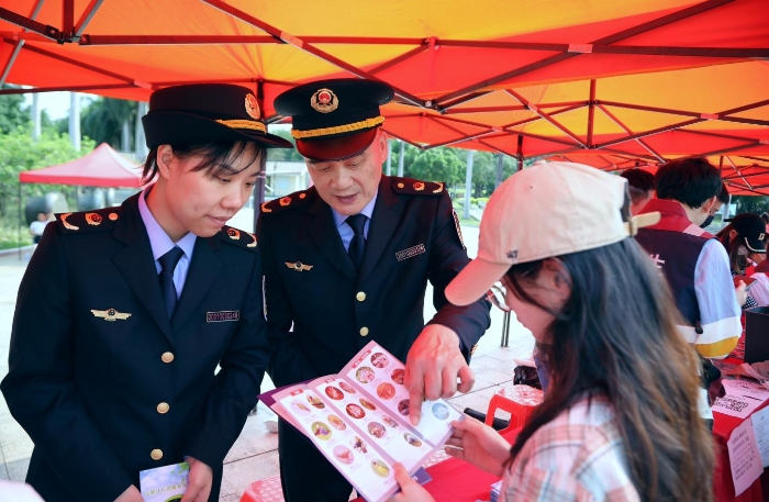 南寧市市場(chǎng)監(jiān)管局工作人員向消費(fèi)者普及食品等安全知識(shí)。（何正君 攝）