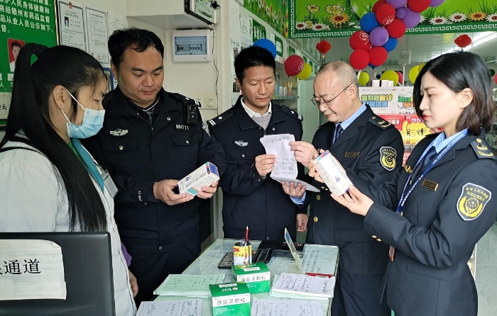圖為4月6日該縣聯(lián)合執(zhí)法人員正在一家藥品檢查。