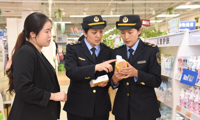 圖為執(zhí)法人員在一家化妝品經(jīng)營(yíng)企業(yè)檢查兒童化妝品的標(biāo)簽標(biāo)識(shí)。