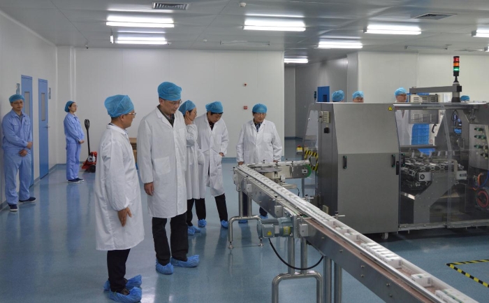 圖為調研組實地查看一家生物制藥企業(yè)生產車間，了解企業(yè)需求。