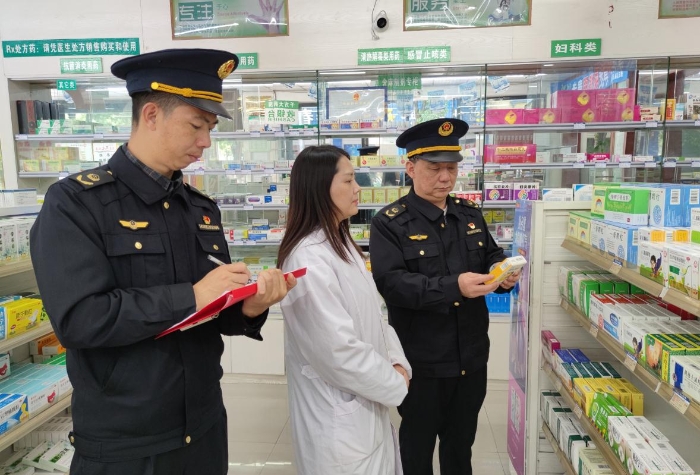 圖為執(zhí)法人員在一家零售藥店檢查藥品質(zhì)量情況。