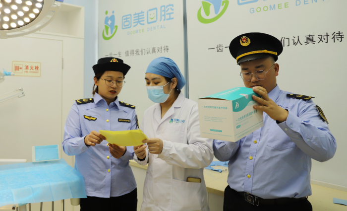 圖為5月5日，渝水區(qū)市場監(jiān)管局執(zhí)法人員在一家口腔診所檢查藥械使用情況。