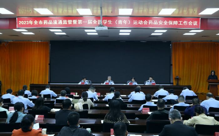 圖為藥品零售連鎖企業(yè)代表在會上作表態(tài)發(fā)言。