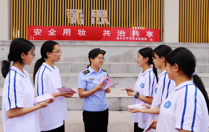 圖為5月24日，該局工作人員在渝水二中向?qū)W生們講解化妝品相關(guān)知識。