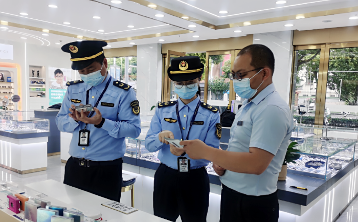 圖為該局執(zhí)法人員在一家眼鏡店對三類醫(yī)療器械進行現(xiàn)場檢查。