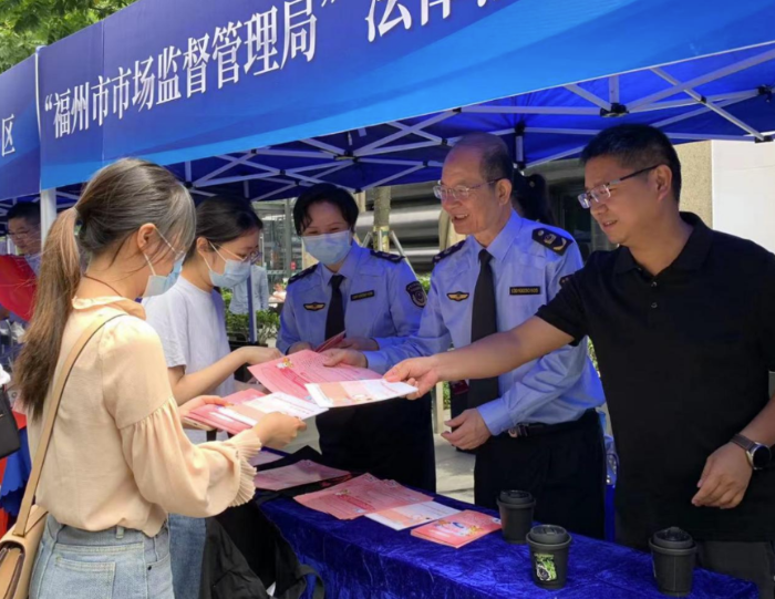 圖為主辦方在活動(dòng)現(xiàn)場(chǎng)發(fā)放“安全用妝”宣傳單。