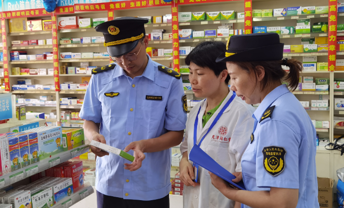 圖為5月30日，該局清溪鎮(zhèn)市場(chǎng)監(jiān)管所執(zhí)法人員在一家藥店檢查兒童藥品質(zhì)量。