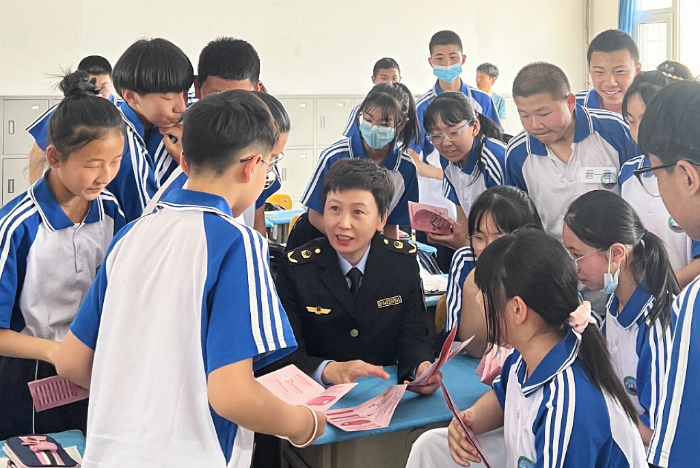 圖為該局工作人員在一所學(xué)校向?qū)W生宣傳化妝品使用知識。