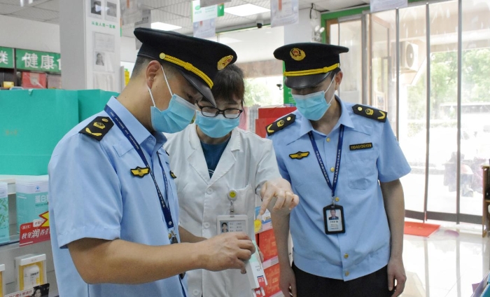 圖為該局執(zhí)法人員正在轄區(qū)內(nèi)一家藥店檢查核對相關(guān)藥品銷售信息。