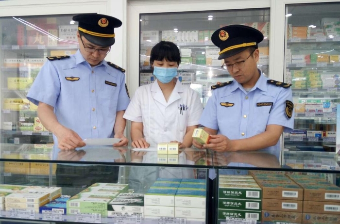 圖為該局執(zhí)法人員對轄區(qū)內(nèi)一家藥店進行執(zhí)法檢查。