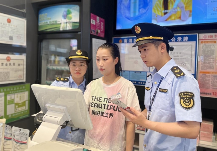 圖為該局執(zhí)法人員在一家超市的化妝品銷售柜臺(tái)進(jìn)行檢查。