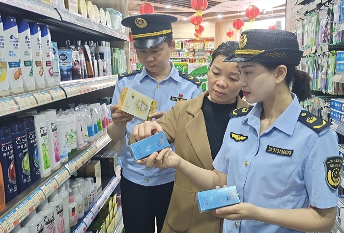 圖為6月12日該局執(zhí)法人員正在一商場檢查防曬類化妝品。