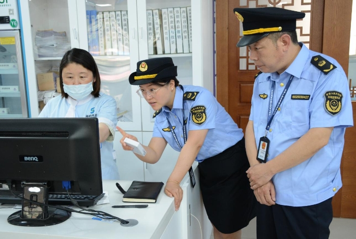 圖為6月19日?qǐng)?zhí)法人員在一家藥品零售企業(yè)門(mén)店檢查含特殊藥品復(fù)方制劑的“進(jìn)銷(xiāo)存”情況和購(gòu)買(mǎi)此類(lèi)藥品顧客的人員信息登記情況。