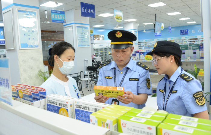 圖為該局執(zhí)法人員在一家藥品經(jīng)營(yíng)企業(yè)檢查兒童用藥銷售購(gòu)進(jìn)情況。