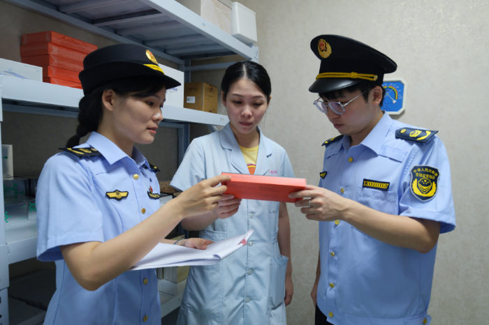 圖為該局執(zhí)法人員在醫(yī)療美容機(jī)構(gòu)檢查醫(yī)療器械產(chǎn)品，并向從業(yè)人員進(jìn)行科普相關(guān)知識(shí)。