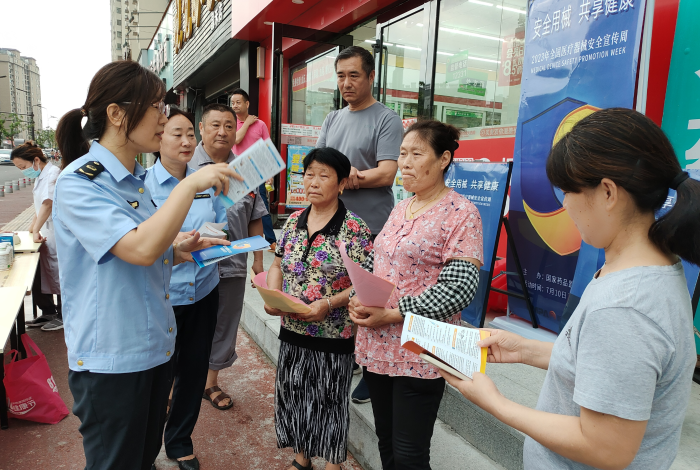 7月10日，全椒縣市場監(jiān)管局工作人員正在向群眾科普安全用械知識。