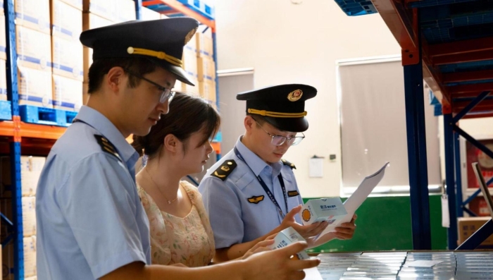 圖為8月11日該局執(zhí)法人員在醫(yī)療器械生產(chǎn)企業(yè)開展執(zhí)法檢查。