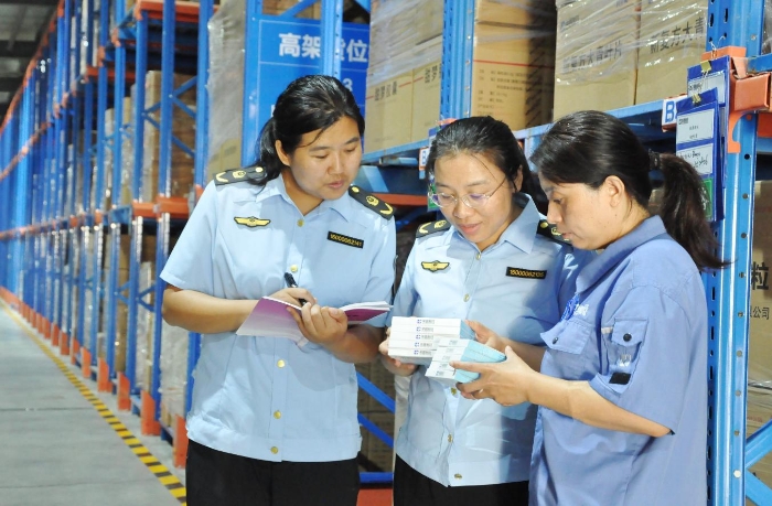 圖為執(zhí)法人員在一家中成藥生產(chǎn)企業(yè)進(jìn)行現(xiàn)場檢查和監(jiān)督抽樣。