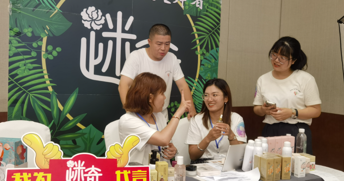 圖為直播間開通當(dāng)天，來自京津冀三地殘疾人共同直播的場景。