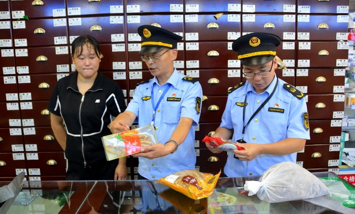 圖為８月24日，執(zhí)法人員在一家藥店檢查。