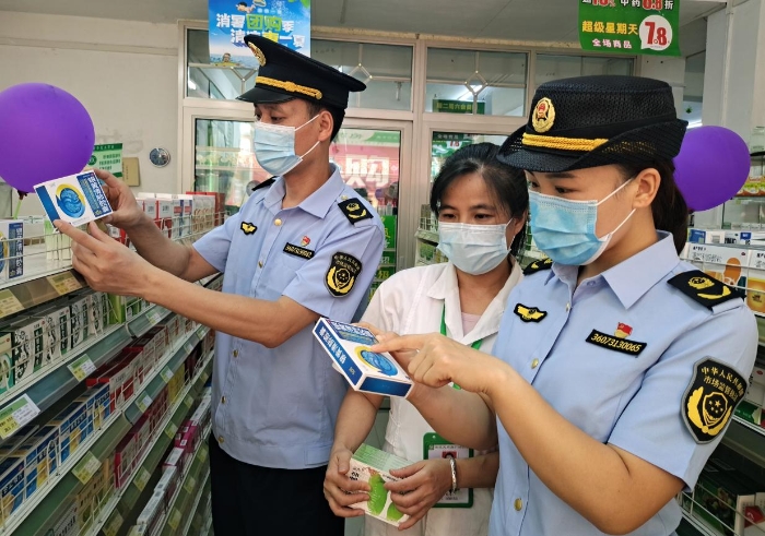 圖為8月29日，執(zhí)法人員在一鄉(xiāng)鎮(zhèn)校園周邊藥店檢查藥械。