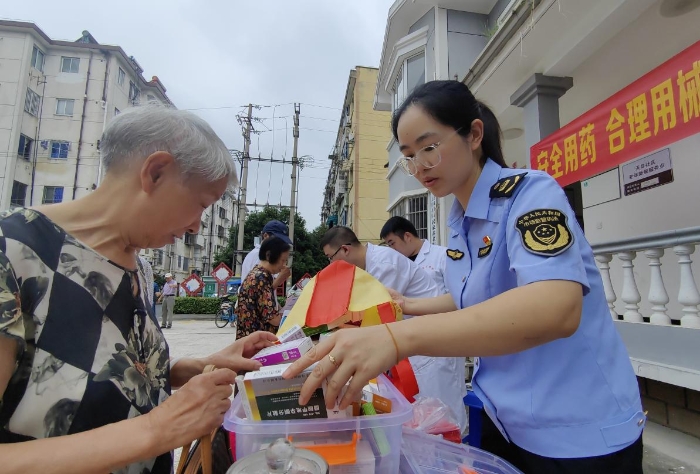 圖為工作人員向社區(qū)咨詢居民講解藥械安全知識。