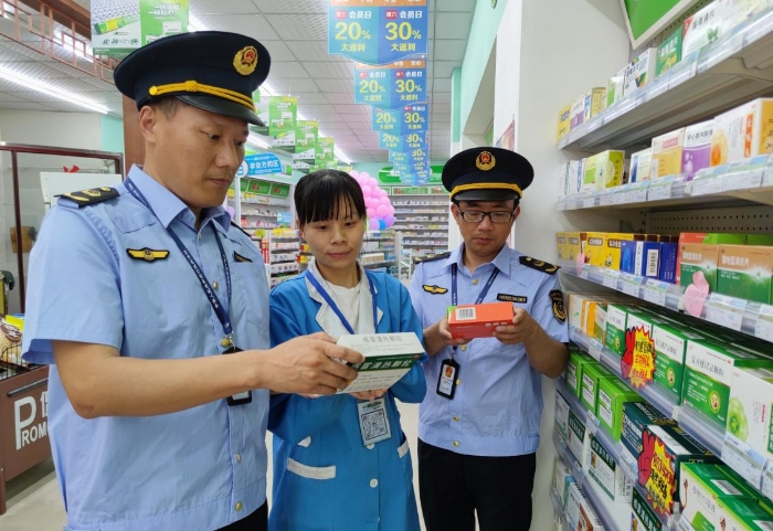 圖為8月30日，執(zhí)法人員在該縣實(shí)驗(yàn)學(xué)校周邊藥店檢查。