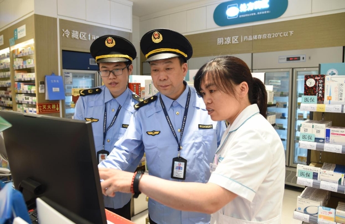 圖為8月30日，執(zhí)法人員在一家藥品零售企業(yè)檢查藥品網(wǎng)絡(luò)銷售情況。
