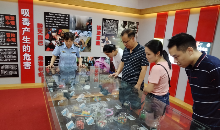 圖為該局組織干部職工走進(jìn)禁毒教育基地參觀。